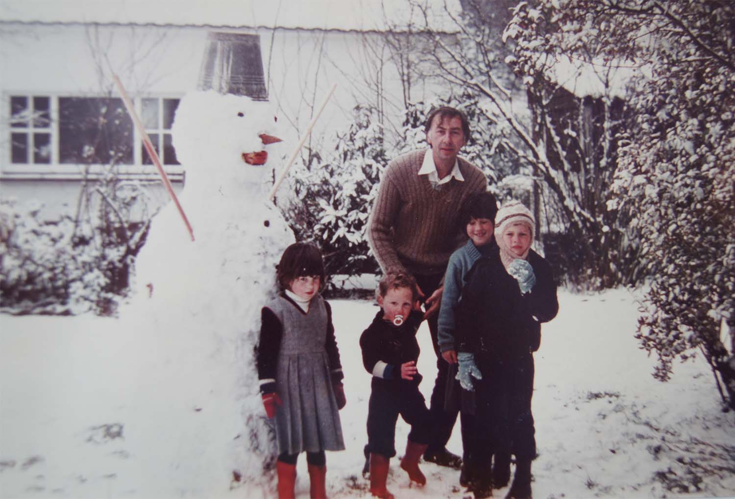 Geert met Sarah, Thomas, Bea, Hermes en sneeuwman