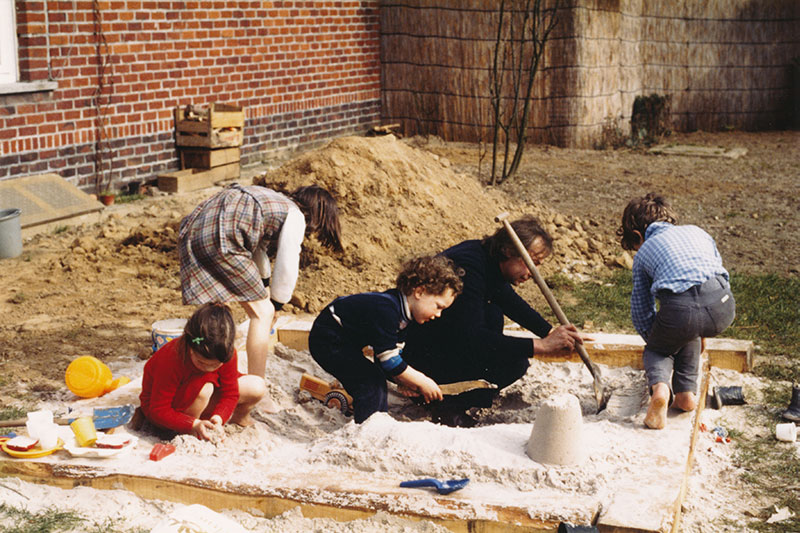 Geert bouwt een zandbak met de hulp van de kinderen